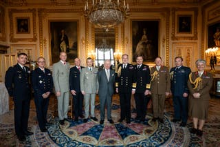 O rei com os chefes de gabinete conjuntos do Reino Unido e a França no Castelo de Windsor (Aaron Chown/PA)